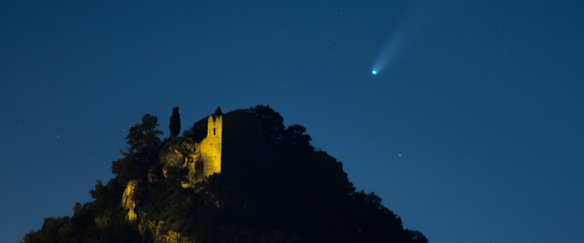Canossa e la cometa Neowise foto di Lugarini.Simone